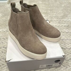 Dolce Vita Hidden Wedge Sneaker, size 10